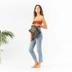 Women's Aloha Mid Lānai Pouch In Gold On Black